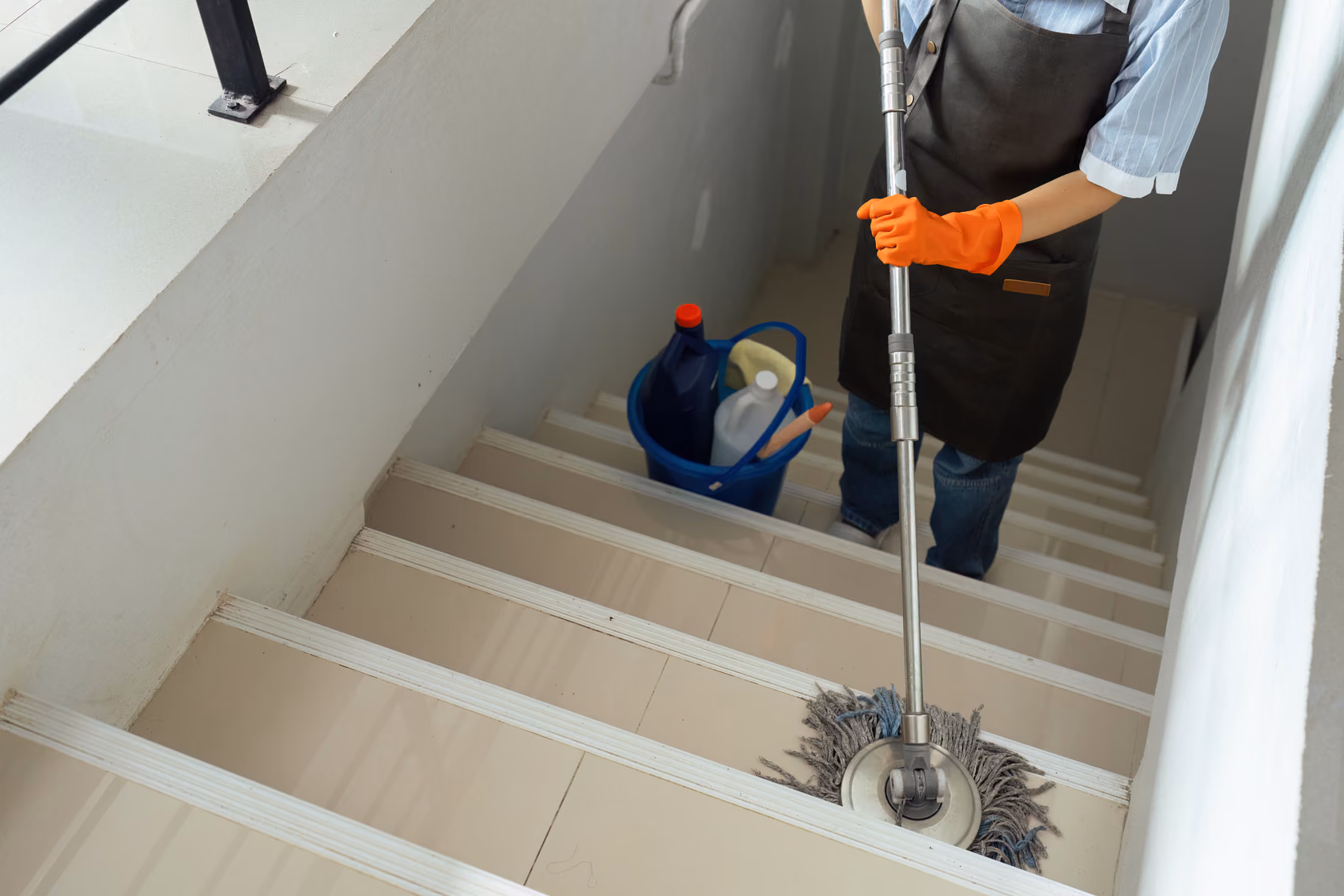 Limpieza de comunidades en Getafe: escalera de vecinos fregándose